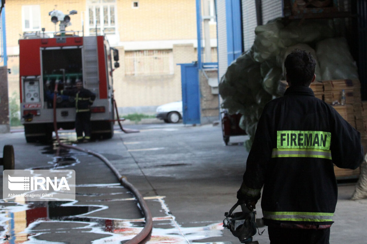 آتش سوزی در انبار پسماند یک کارخانه پتروشیمی در گلپایگان مهار شد