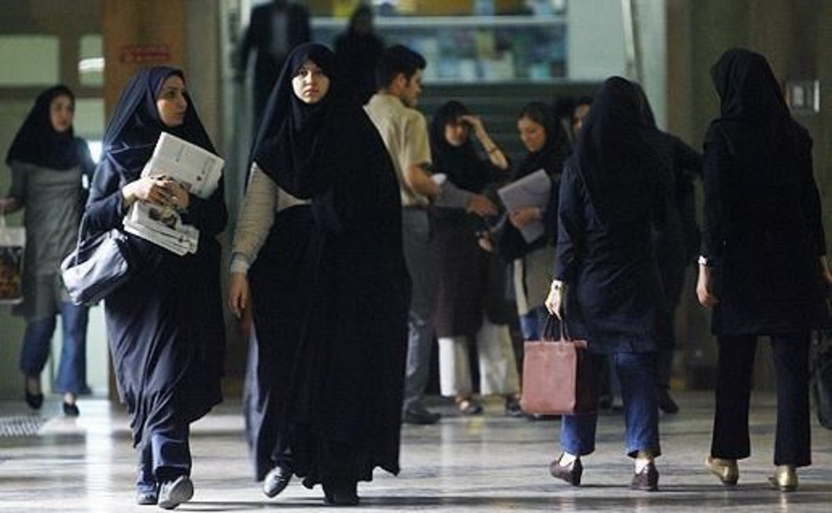 قوانین پوشش در چند دانشگاه مختلف برای دانشجویان!!
