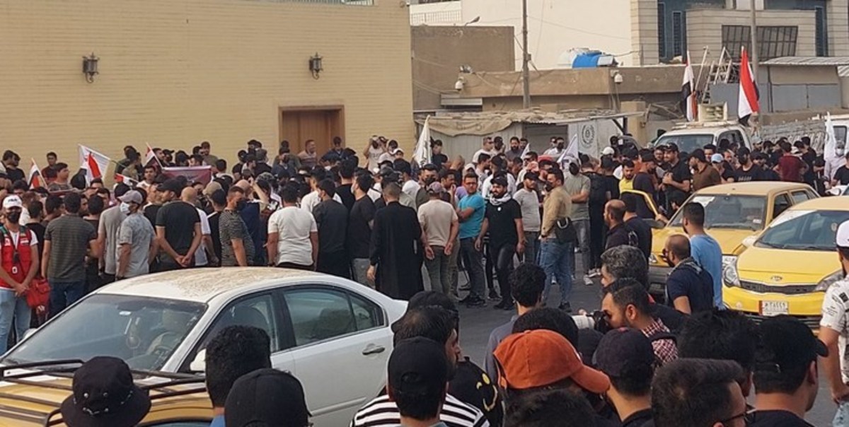 پرچم‌های ترکیه در آتش؛ معترضان عراقی به کنسولگری آنکارا حمله کردند