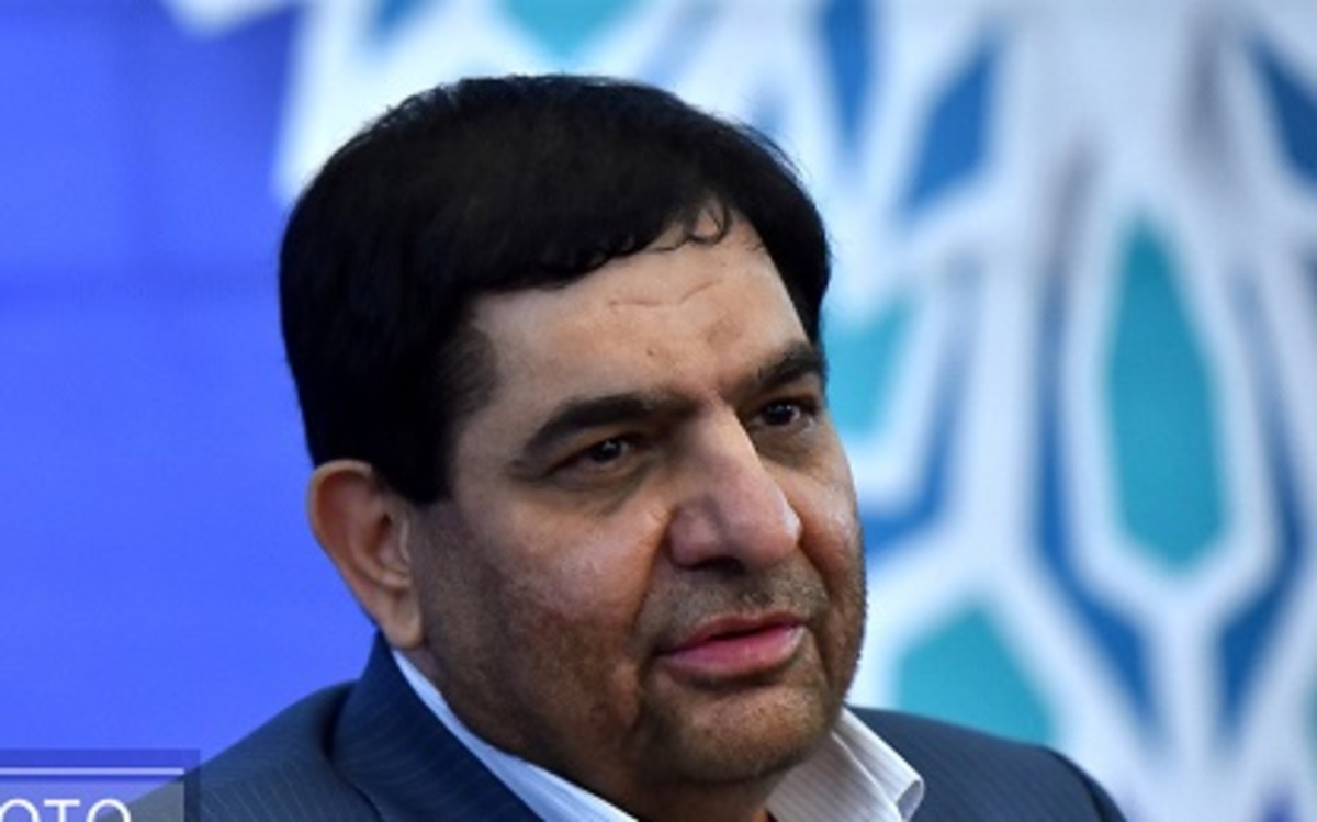 یکی جلو امام حسین (ع) می ایستد و یکی پشت امام حسین (ع)پشتیبانی می کند