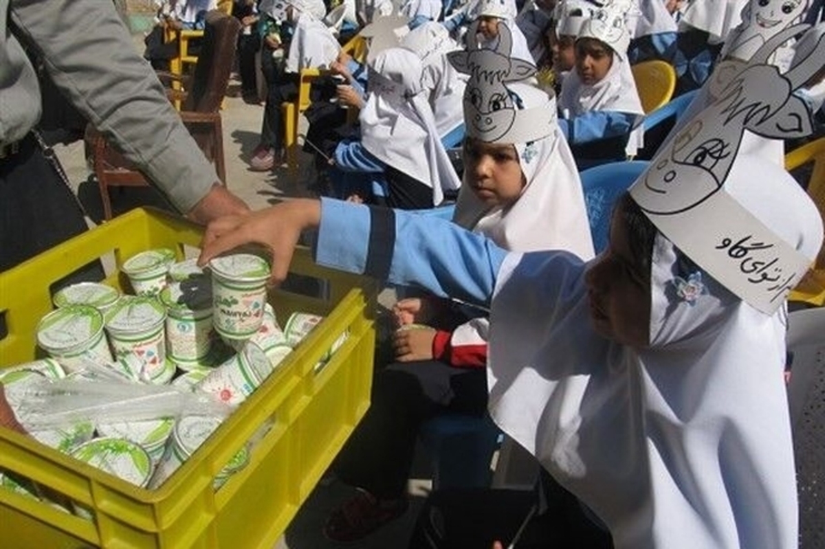 «تغذیه رایگان» ۳ تا ۵ میلیون دانش‌آموز با شیر و نان غنی‌شده از مهرماه