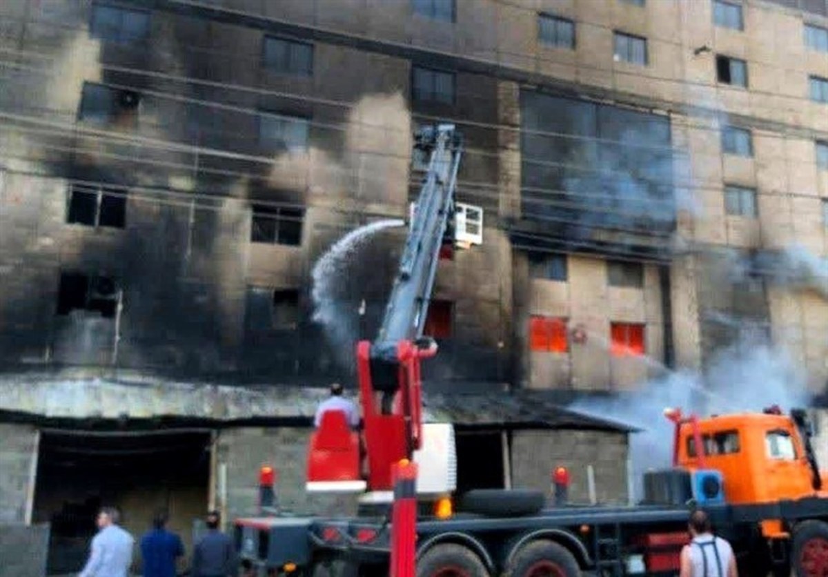 مهار آتش‌سوزی بزرگ کارخانه مبل پرند پس از ۸ ساعت