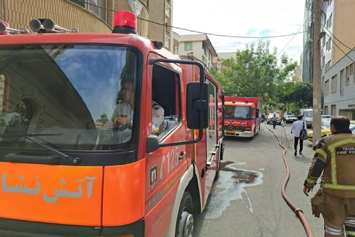 آتش‌سوزی ساختمان مسکونی در شهرک ولیعصر/خروج ۶۰ نفر از ساختمان