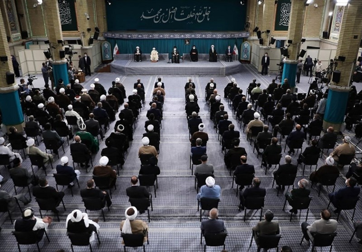 دیدار جمعی از مسئولان نظام و میهمانان کنفرانس وحدت اسلامی با رهبر انقلاب