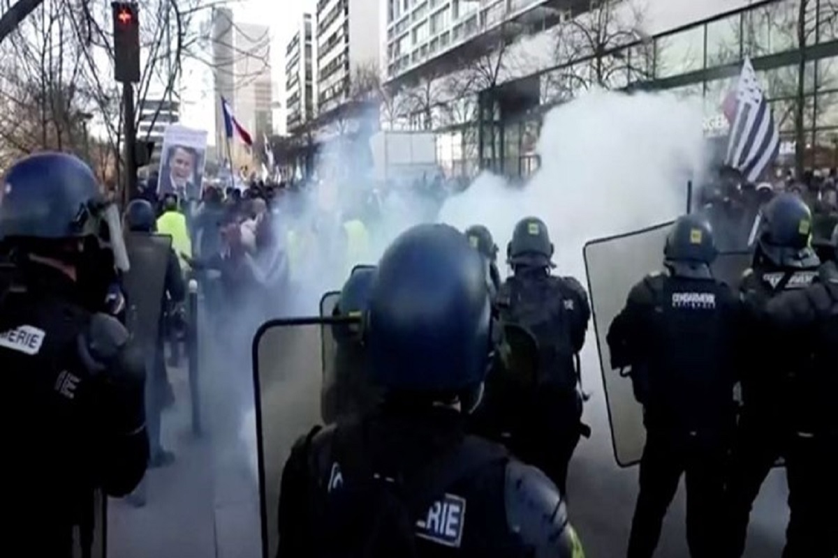 برخوردخشن پلیس پاریس با معترضان و پرتاب گاز اشک آور