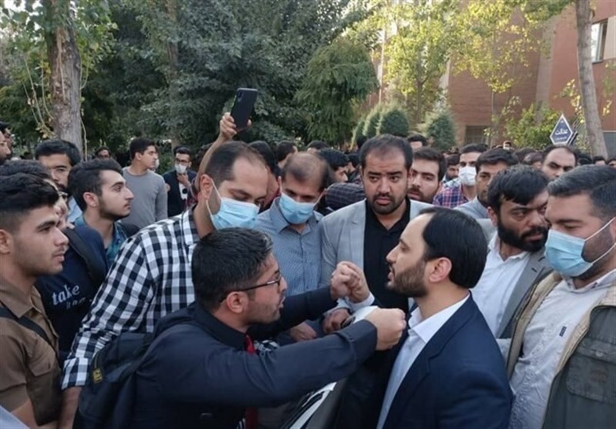 حضور جالب و مثبت سخنگوی دولت در جمع دانشجویان معترض