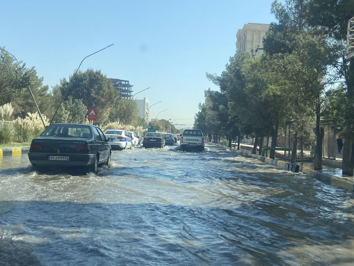 شکستگی لوله اصلی آب در کرمان باعث آبگرفتگی خیابان‌ها شد