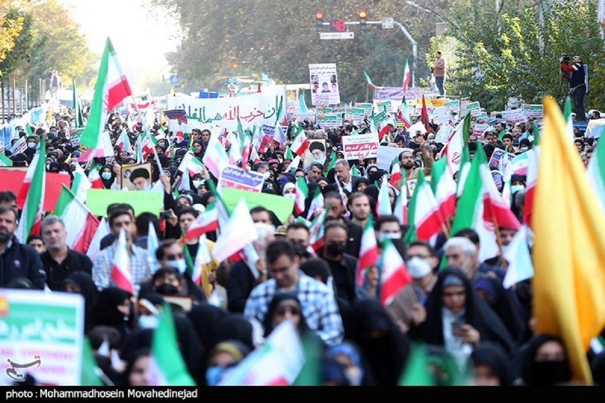 ۱۰ میلیون نفر در بیش از ۹۰۰ شهر ایران به خیابان‌ها آمدند