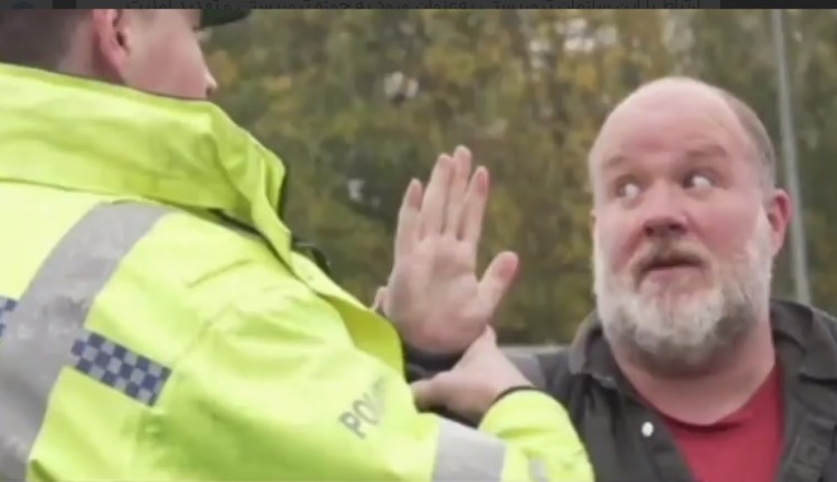 دستگیری مستندساز و عکاس مطبوعاتی بریتانیایی در حین فیلمبرداری از اعتراضات