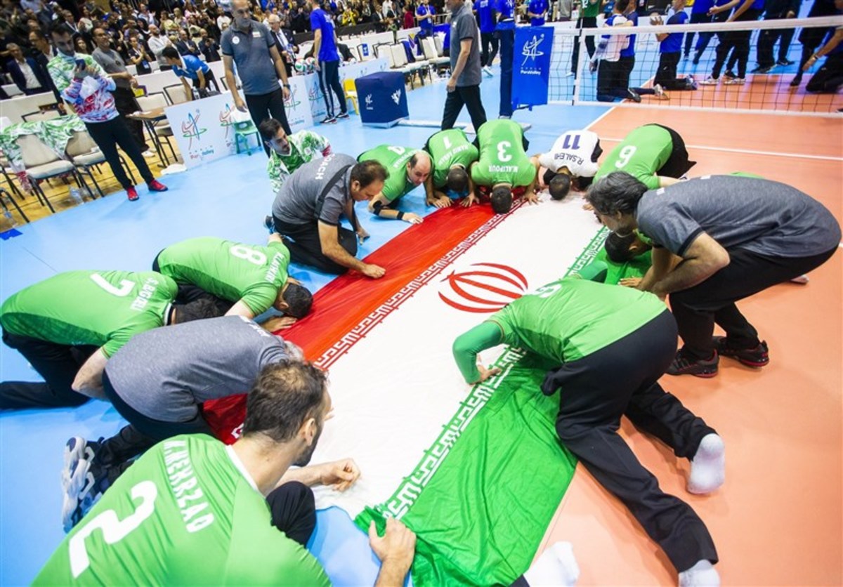 سجده شکر ملی‌پوشان والیبال نشسته روی پرچم ایران پس از قهرمانی در جهان + عکس