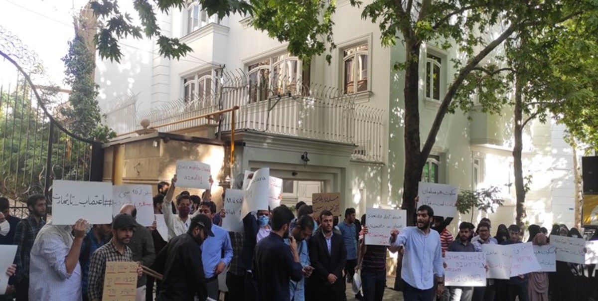 تجمع اعتراضی در برابر سفارت باکو