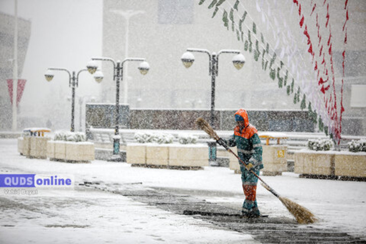 آماده باش ۲ هزار نیرو خدمات شهری در پی بارش برف در مشهد