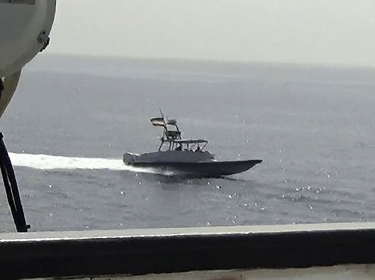 ادعای آمریکا: یک قایق گشتی سپاه در اقدامی ناامن و غیرحرفه‌ای به ناوهای آمریکایی در تنگه هرمز نزدیک شد