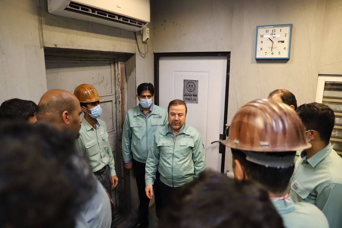 دکتر معروفخانی مدیرعامل فولاد هرمزگان با حضور در فولادسازی از زحمات کارکنان تجلیل کرد