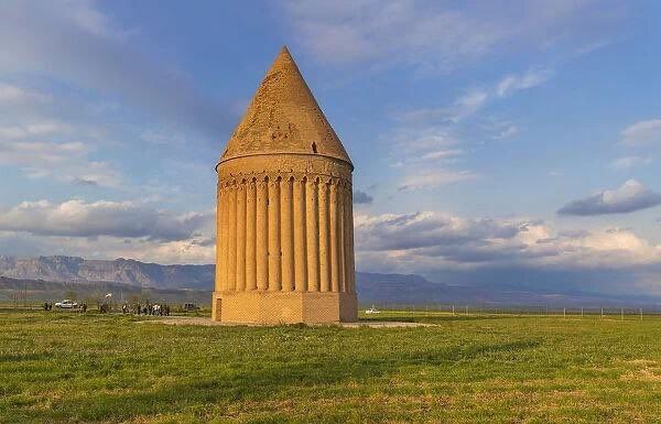 برجی که اول دی، خورشید را قاب می‌کند