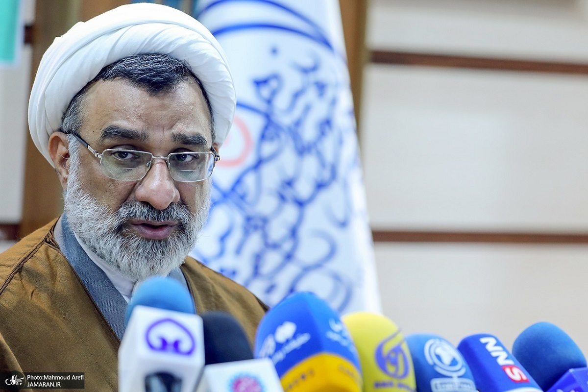دبیر شورای عالی انقلاب فرهنگی: دلار نصف قیمت به افراد می‌دهند تا همان جنس تولیدی شرکت‌های دانش‌بنیان را وارد کنند/ چه کسی اجازه واردات می‌دهد؟