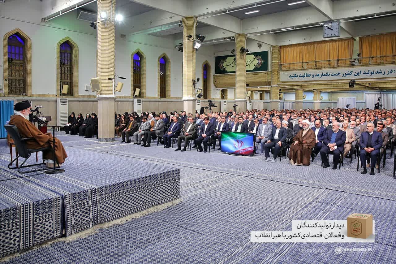 تصویری از دیدار صبح امروز تولیدکنندگان و فعالان اقتصادی کشور با رهبر انقلاب