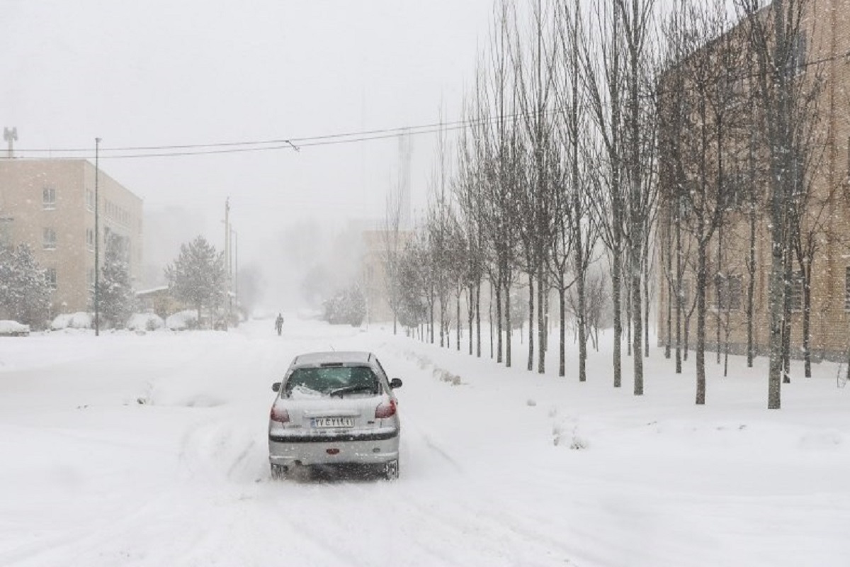 جاده کرج - چالوس و آزادراه تهران - شمال بسته شد / علت: بارش برف و ترافیک سنگین