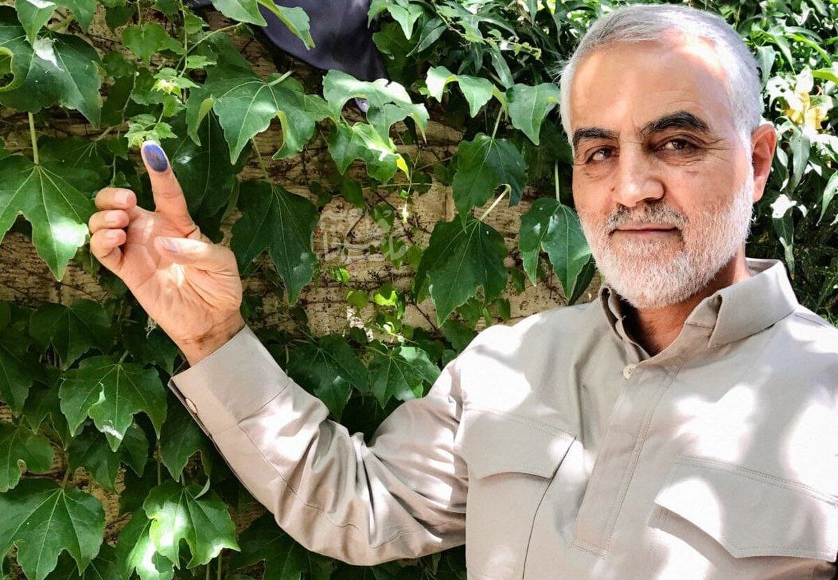 تصویری از شهید حاج قاسم سلیمانی پس از شرکت در انتخابات
