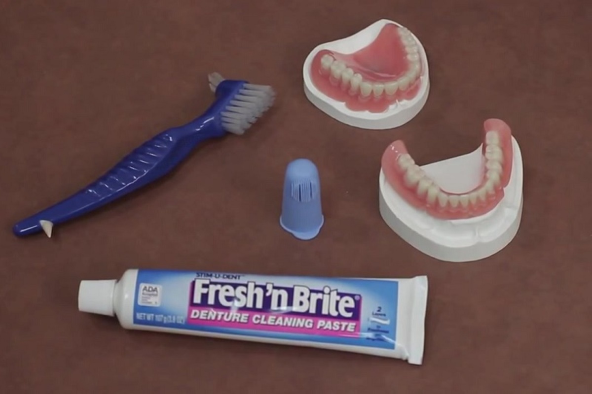 آیا می‌توانیم دندان مصنوعی را با مایع ظرفشویی بشوییم؟