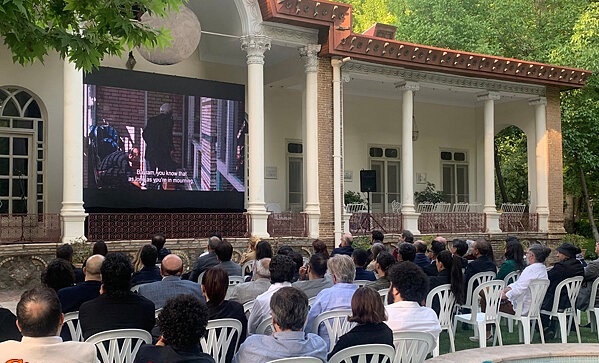 اکران غیرقانونی و بدون مجوز اثر شبه هنری برادران لیلا در محوطه عمومی باغ سفارت ایتالیا