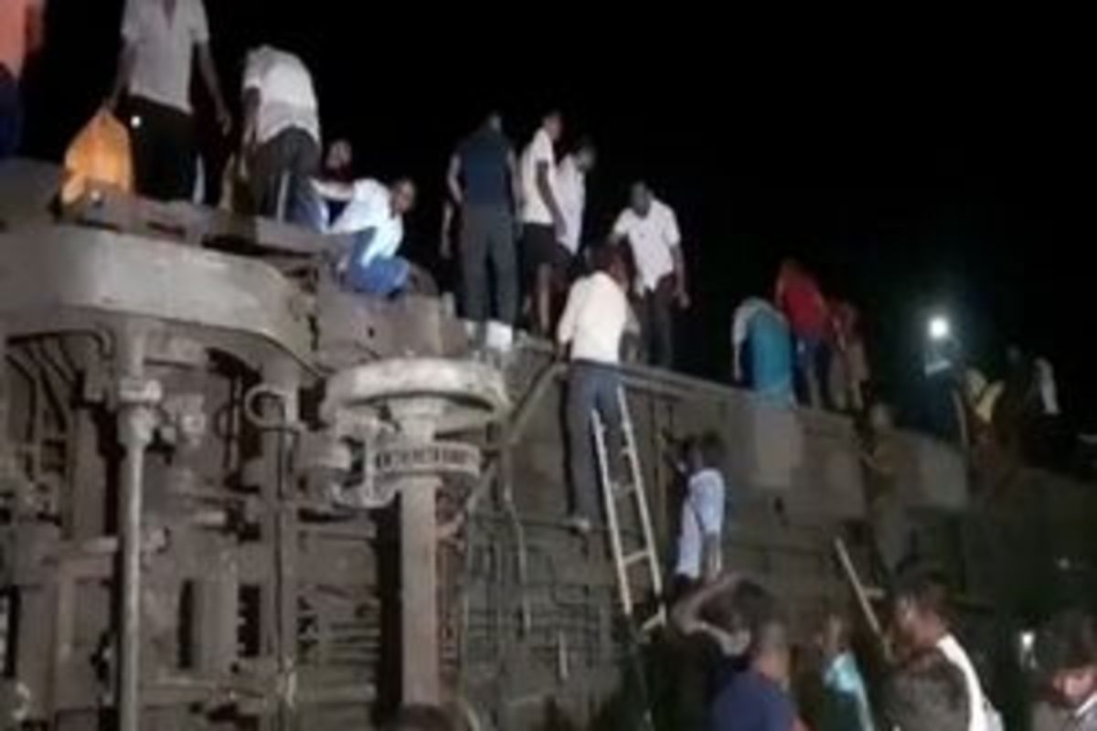 ۵۰کشته و ۳۰۰زخمی در برخورد سه قطار در هند