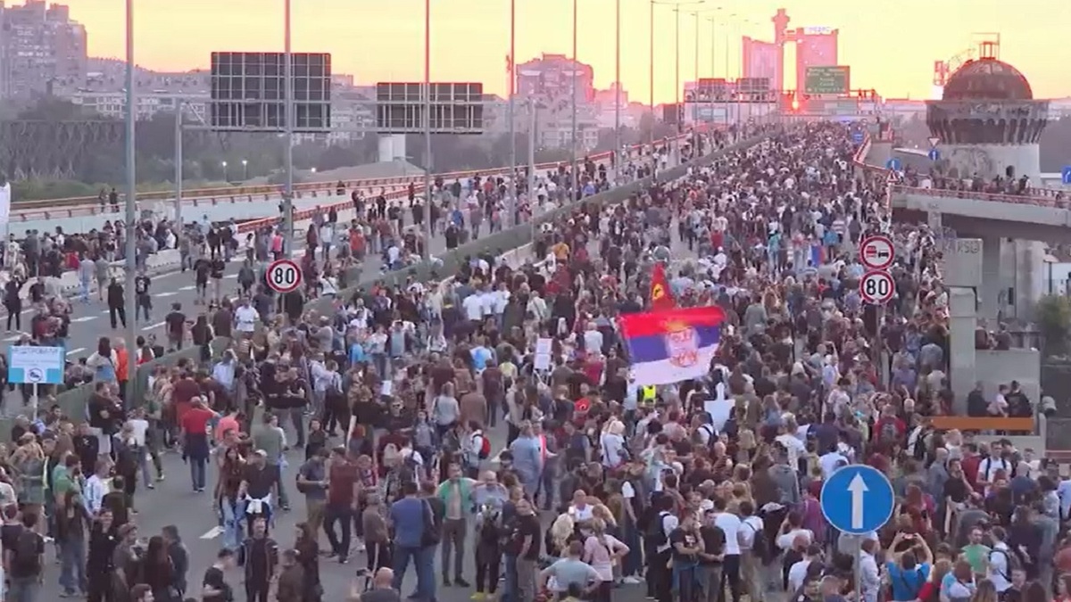 تظاهرات هزاران نفری در بلگراد و دیگر شهر‌های صربستان