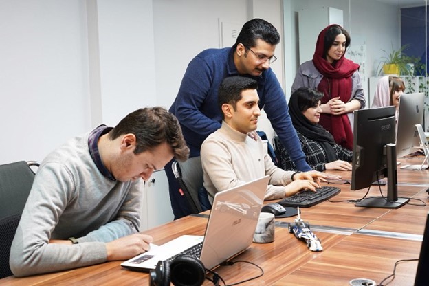 تفاوت سئو و گوگل ادز، کدام یک برای کسب‌ و کار شما بهتر است؟