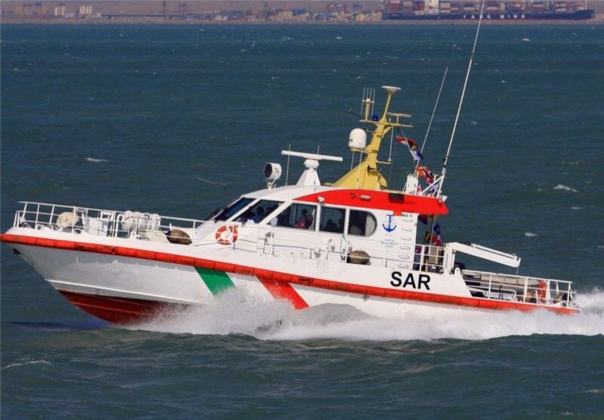 نجات پنج خدمه یک شناور از خطر غرق در مسیر دوبی - دیر