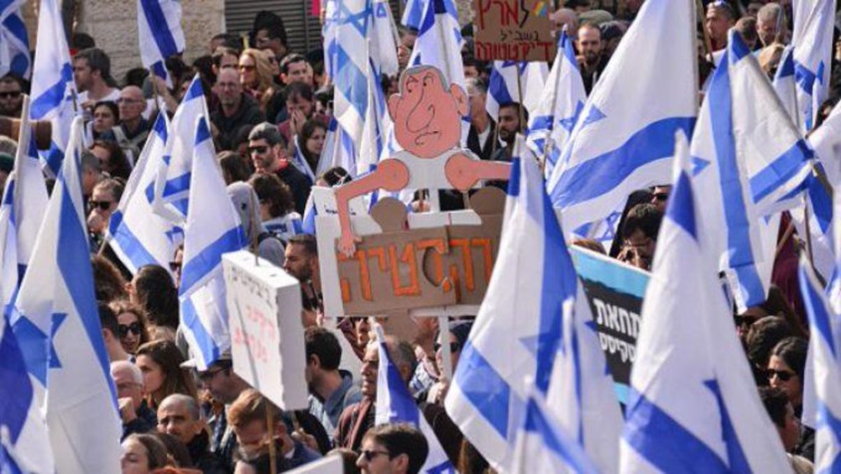 خیابان‌های تل‌آویو امشب هم در تسخیر مخالفان نتانیاهو است