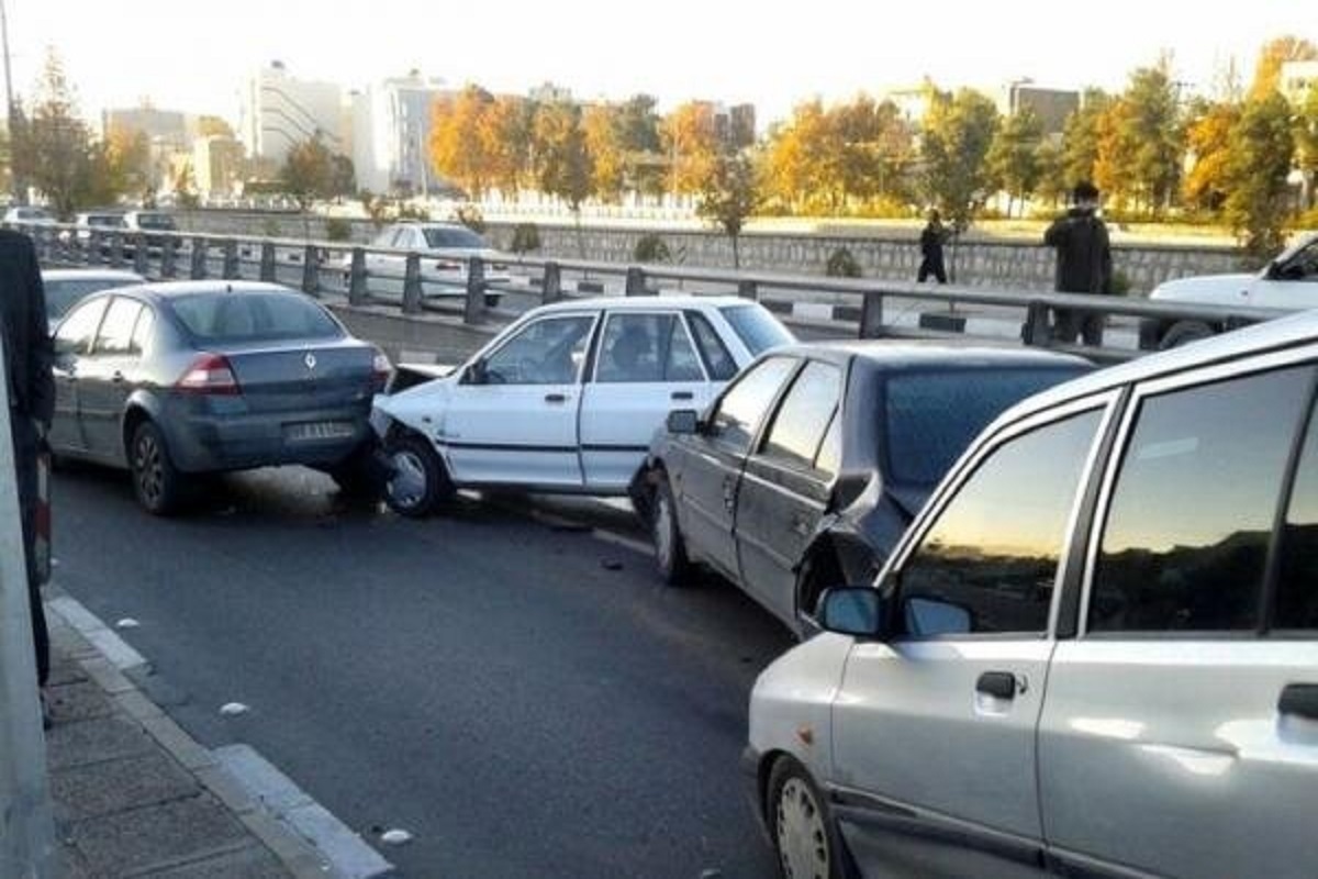 مصدومیت چهار نفر درپی تصادف زنجیره ای ۵۰ خودرو در آزادراه کرج - قزوین