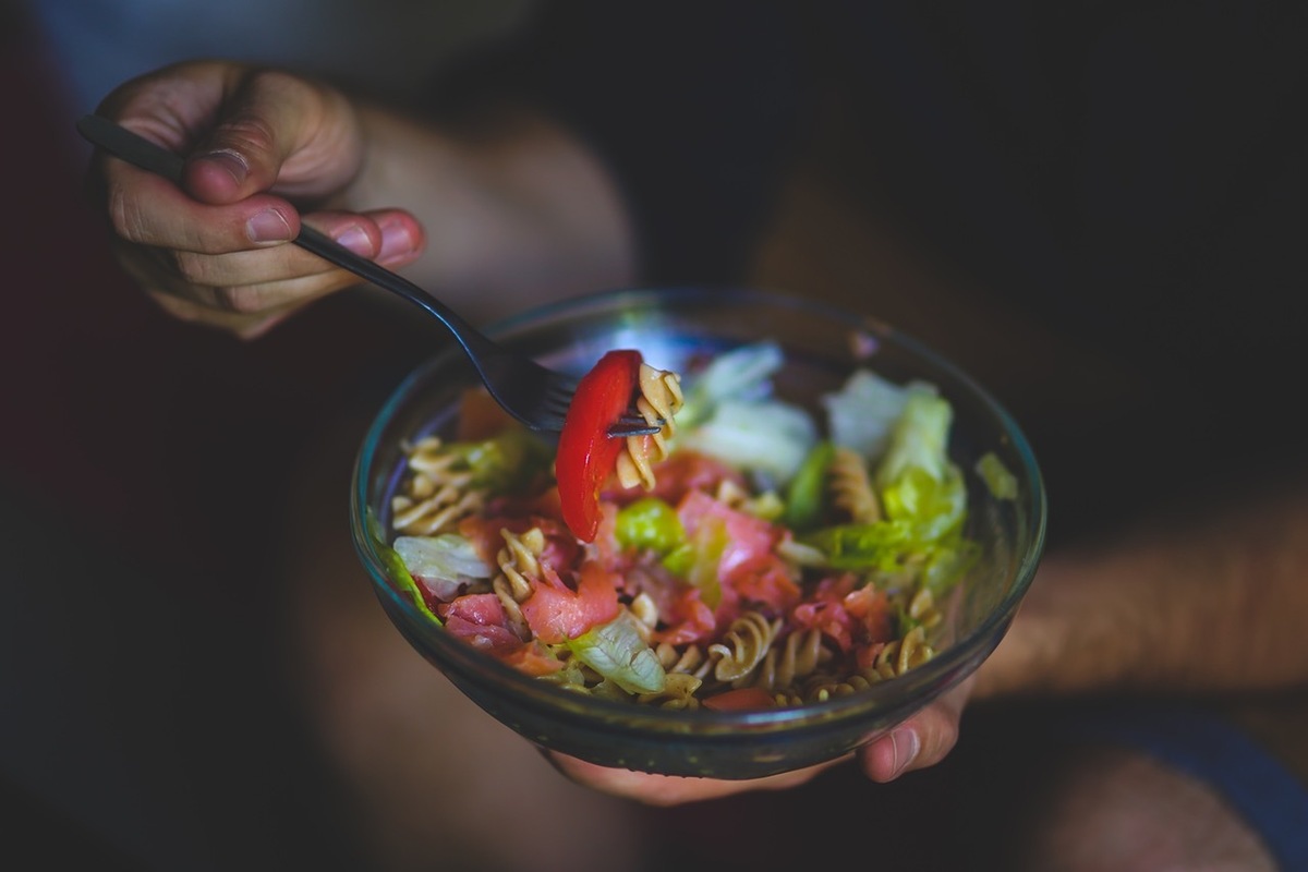 ۹ بلایی که با دیر شام خوردن بر سر خودتان می‌آورید