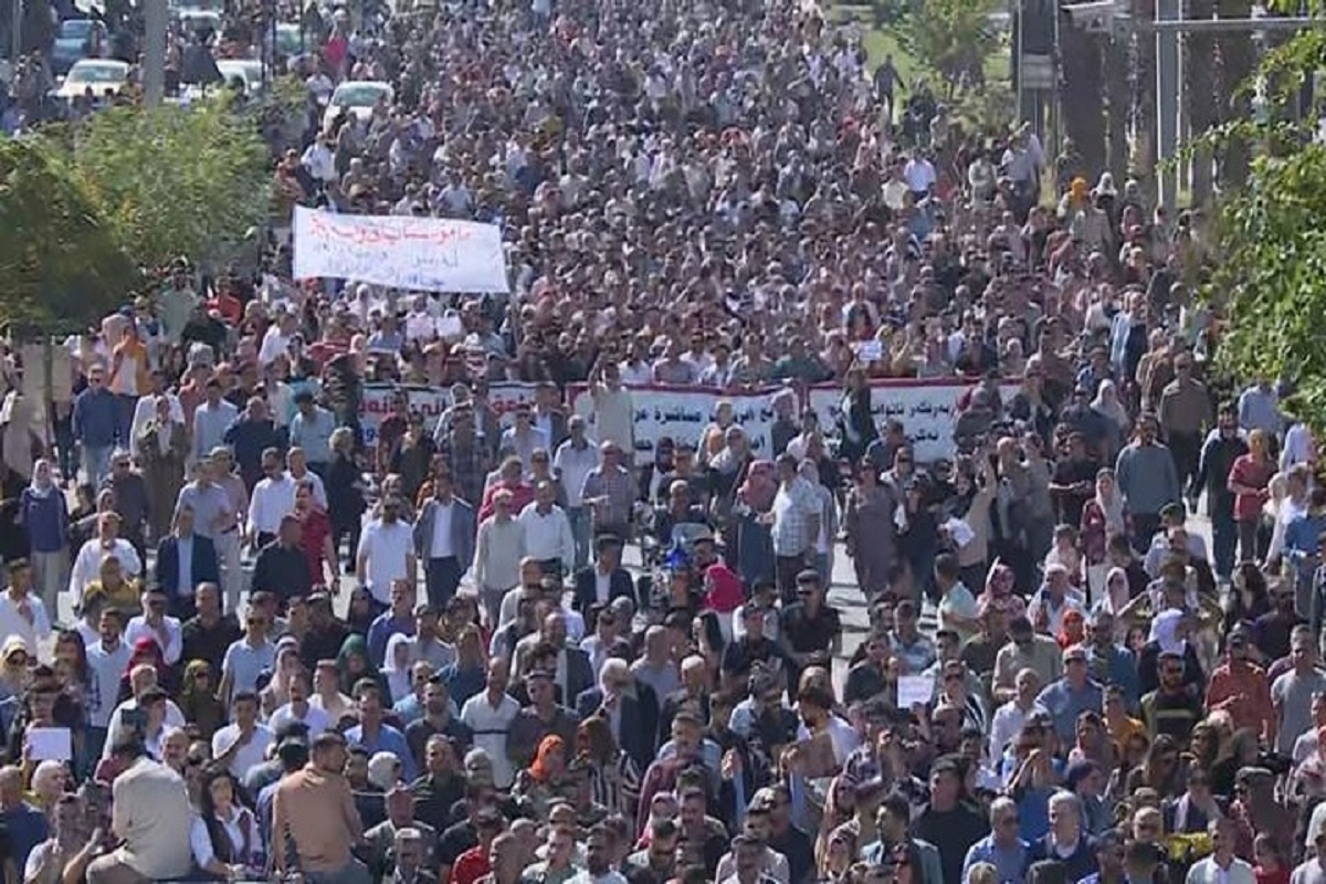 تظاهرات گسترده معلمان و کارمندان اقلیم کردستان در سلیمانیه، راپرین، گرمیان و حلبچه