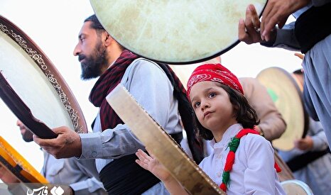 دف‌نوازیِ سنندجی‌ها در استقبال از میلاد پیامبر(ص)