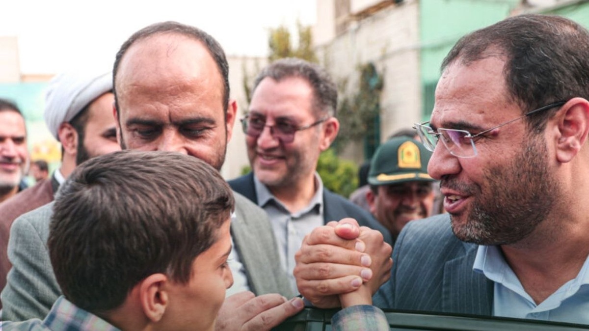 معلمها از افراد زیر ٢٠ سال هستند تا دانش آموزان را درک کنند!