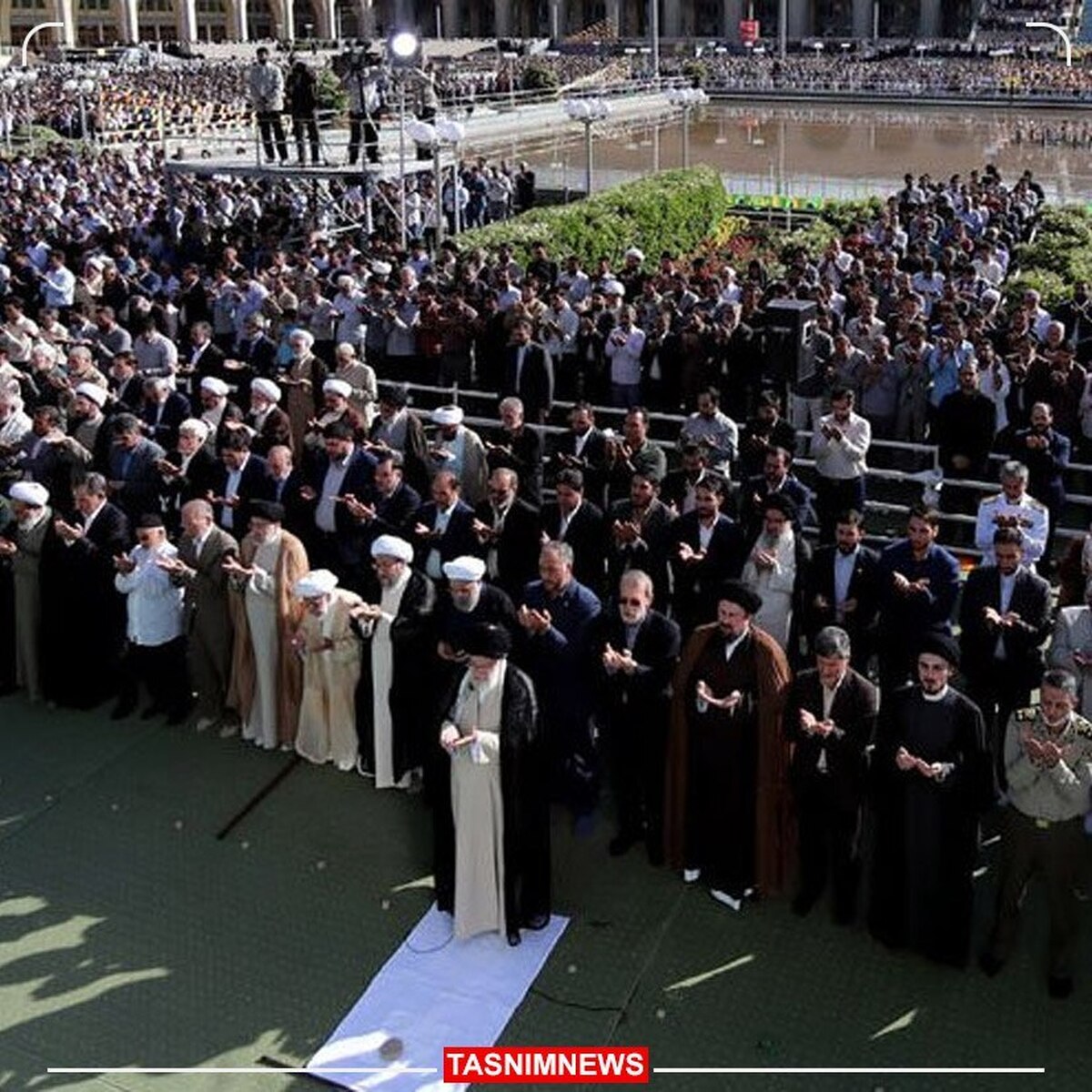 اقامه نماز عید فطر به امامت رهبر انقلاب