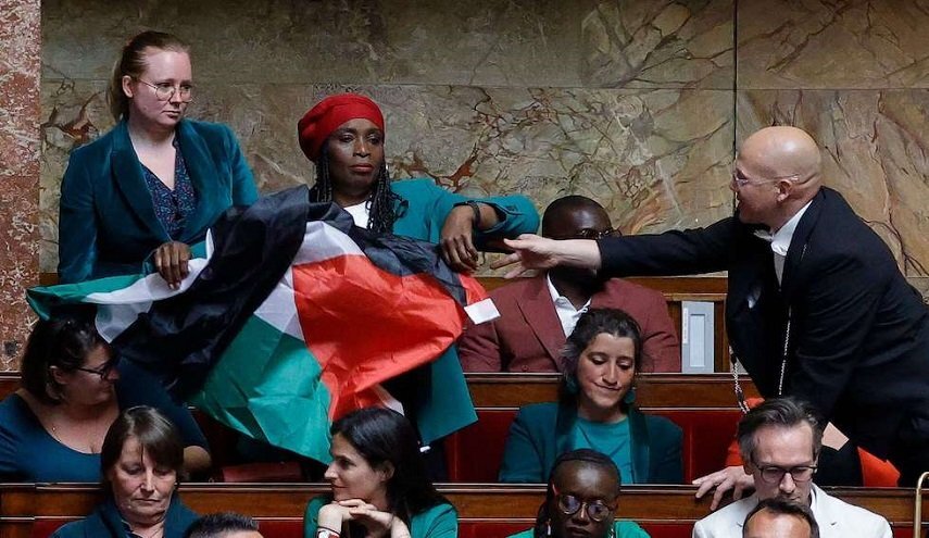 تعلیق جلسه پارلمان فرانسه بدلیل برافراشتن پرچم فلسطین!