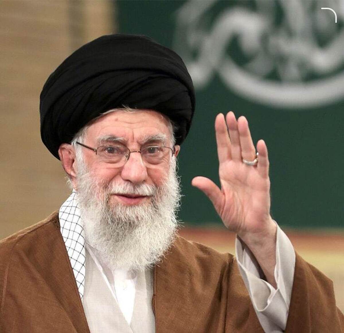 حضور رهبر انقلاب در منزل رئیس‌جمهور شهید