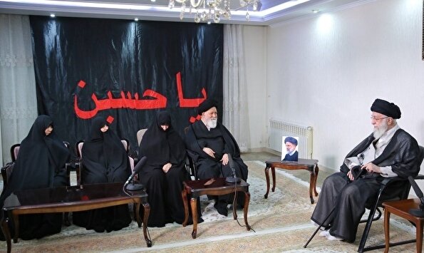 حضور رهبر معظم انقلاب در منزل شهید آیت‌الله رئیسی