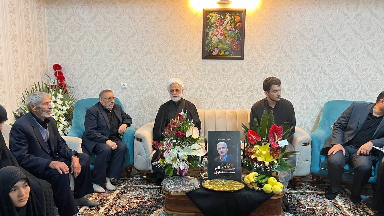 حضور رئیس قوه قضاییه در منازل شهیدان خلبانان بالگرد سانحهدیده رئیسجمهور شهید حضور رئیس قوه قضاییه در منازل شهیدان خلبانان بالگرد سانحهدیده رئیسجمهور شهید