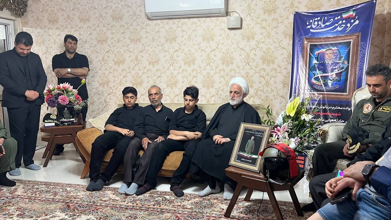 حضور رئیس قوه قضاییه در منازل شهیدان خلبانان بالگرد سانحهدیده رئیسجمهور شهید حضور رئیس قوه قضاییه در منازل شهیدان خلبانان بالگرد سانحهدیده رئیسجمهور شهید