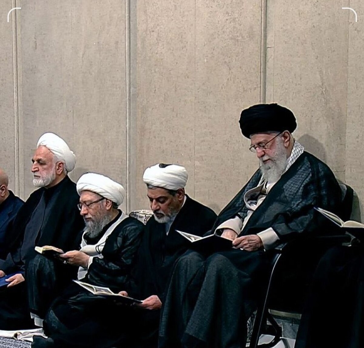 رهبر انقلاب: تشییع باشکوه شهدا نشان داد که ملت ایران زنده است