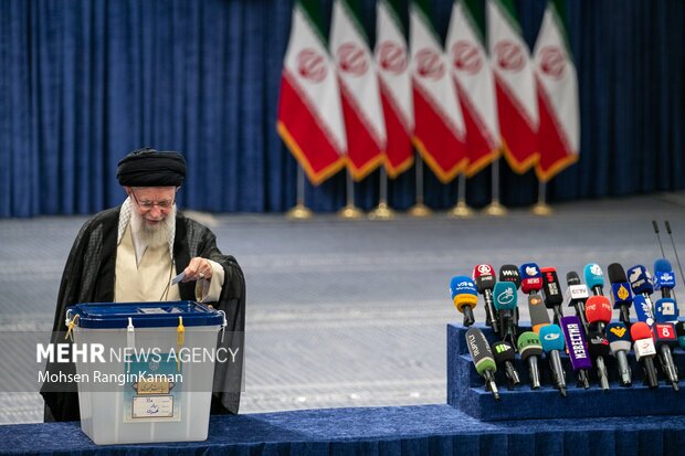 رهبر انقلاب رای خود را به صندوق ۱۱۰ انداختند