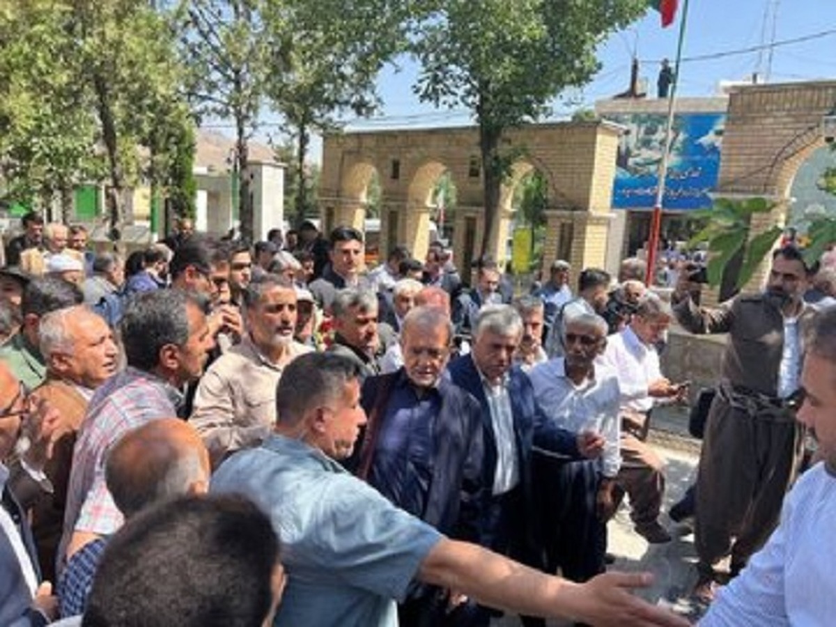 پزشکیان در میان جمعیت سنندج گم شد/ استقبال از حضور کاندیدای اصلاح طلبان