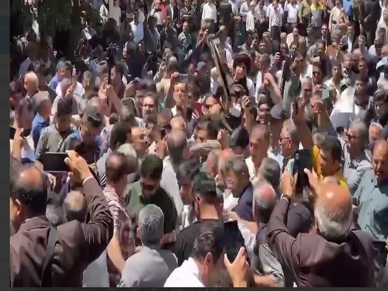 پزشکیان در میان جمعیت سنندج گم شد/ استقبال از حضور کاندیدای اصلاح طلبان