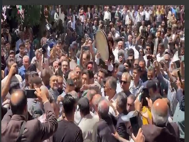 پزشکیان در میان جمعیت سنندج گم شد/ استقبال از حضور کاندیدای اصلاح طلبان