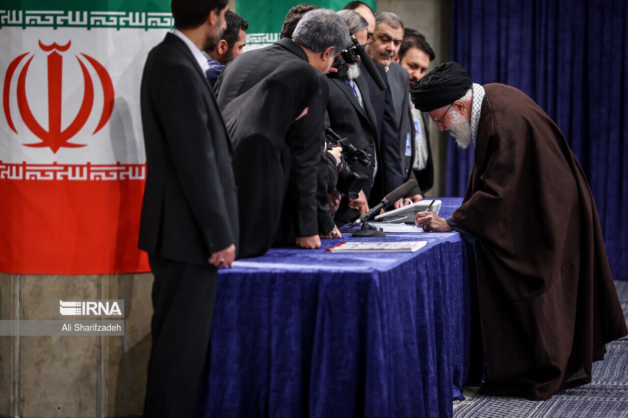 رهبر معظم انقلاب رأی خود را به صندوق انداختند