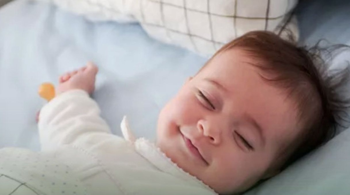 چرا نوزادان در خواب لبخند می‌زنند؟