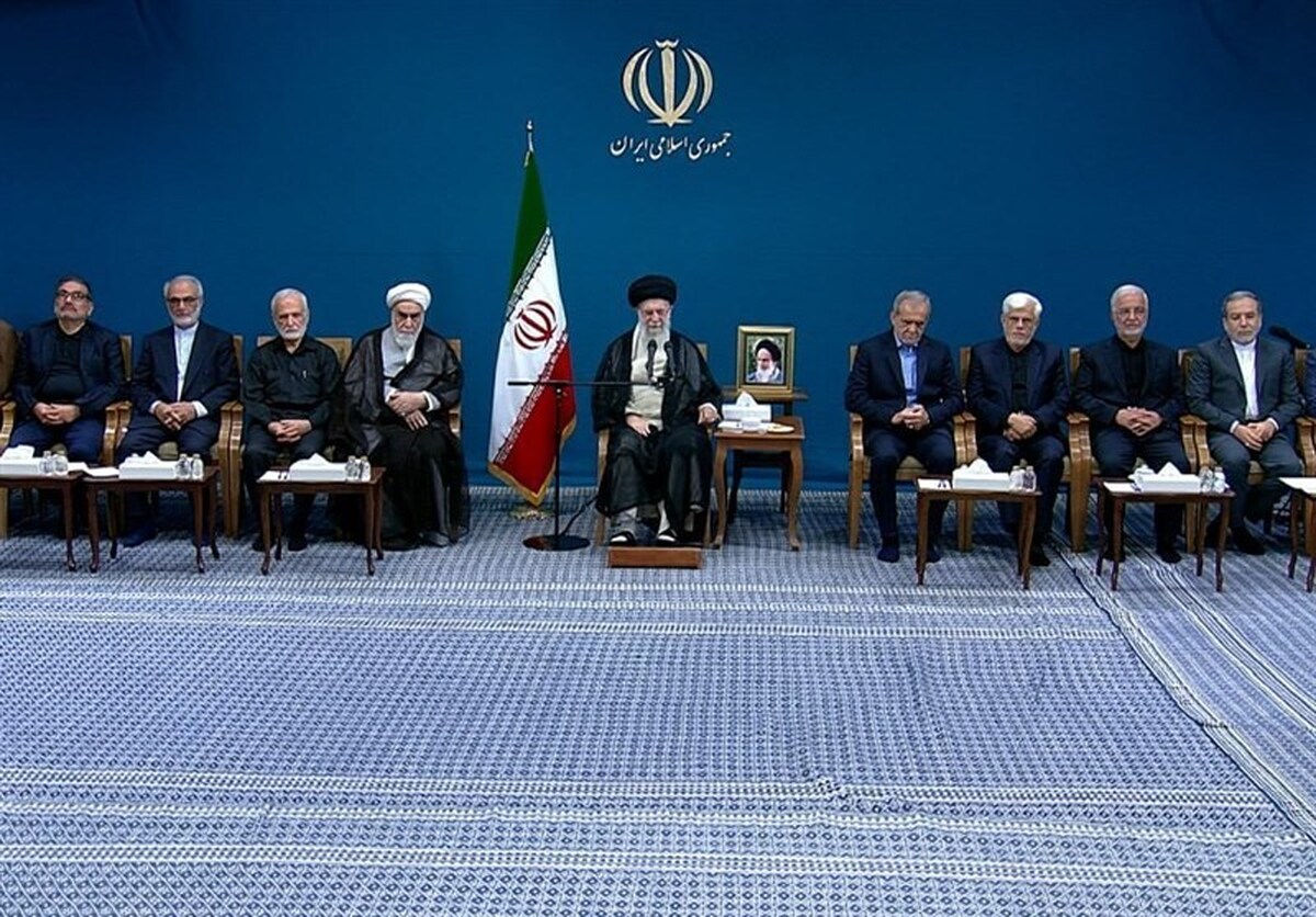 رهبر انقلاب: نقض حکمرانی کشور در فضای مجازی قابل قبول نیست / براساس یک قانونی زمام کار را بدست بگیرید