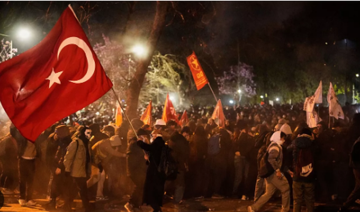 اردوغان و استبداد سلطانی/ چه کسی پا پس می کشد دیکتاتور ترکی یا مردم؟